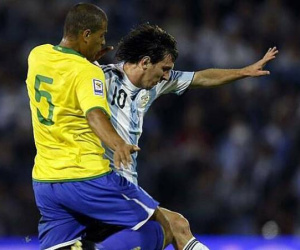 'Brazil phải thay nhau đốn hạ Messi'