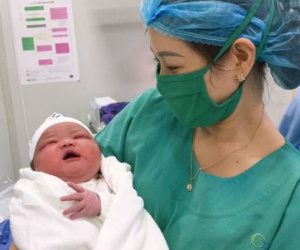 Vẻ đáng yêu của bé sơ sinh ở Quảng Ninh nặng 6,1kg, tương đương với bé 3 tháng tuổi