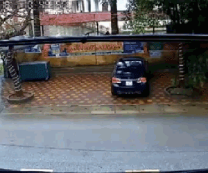 Video: Bức tường bất ngờ đổ sập, đè trúng ô tô đậu trên vỉa hè