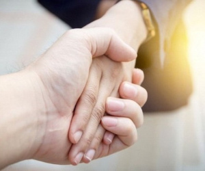 Chào hỏi có bị lây bệnh COVID-19 hay không và những sự thật bạn cần phải biết