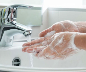 Rửa tay liên tục để phòng chống Covid-19, liệu có cần phải tháo bỏ nhẫn cưới hoặc các đồ trang sức khác?