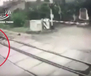 Video: Khoảnh khắc thiếu nữ bị tàu hỏa đâm trúng khi vượt qua đường sắt