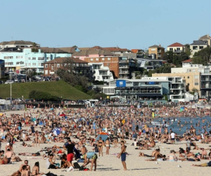 Bãi biển Sydney đông nghịt bất chấp Covid-19