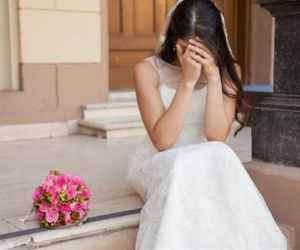 Đêm tân hôn, chú rể líu lưỡi nói 'hoa là hoa hồng, không phải hoa sen', cô dâu liền đập tan bình bông rồi xốc váy chạy về nhà