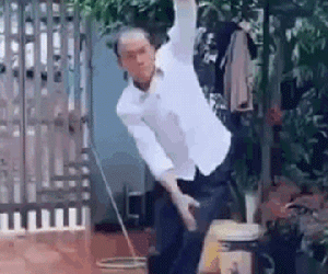 Dở khóc dở cười với sự 'rảnh rỗi sinh nông nổi' của người đàn ông lớn tuổi