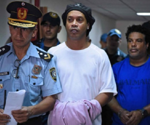 Bằng chứng không kịp xác minh do dịch Covid-19, Ronaldinho đành đón sinh nhật trong tù