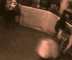 Video: Giở trò sàm sỡ, nam thanh niên bị cô gái cho 'nốc ao' bằng hai cú đánh