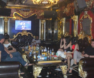 Bất chấp Covid-19, dân chơi đất cảng vẫn đến quán karaoke, gọi 'chân dài' phục vụ