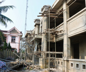 Sập giàn giáo trụ sở UBND xã, 1 người người tử vong