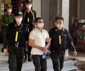 'Cát tặc' đạp đại úy công an rơi xuống sông ra đầu thú