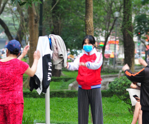 Người Hà Nội đeo khẩu trang tập thể dục nâng cao sức khỏe chống dịch