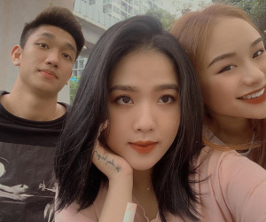 Sau khi Quang Hải và Nhật Lê quay lại, cô chủ tiệm nail cũng ngay lập tức thân thiết với một cầu thủ khác