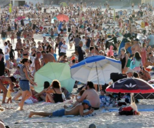 Tụ tập tắm biển ở Australia, hàng loạt du khách nhiễm Covid-19
