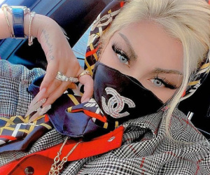 Khẩu trang hàng hiệu đính đá quý của rich kid sang chảnh tới mức nào?
