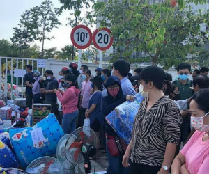 Khu cách ly đông nghịt người tiếp tế vật dụng, thực phẩm: 'Điểm nóng' nguy cơ lây nhiễm Covid-19