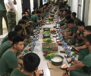 Cảm động biết bao trước hình ảnh bữa cơm rau cháo của các chú bộ đội sau ngày dài làm việc tại khu cách ly