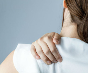 Đau vai nhưng không phải do chấn thương, bạn hãy nghĩ ngay đến 6 căn bệnh nguy hiểm này