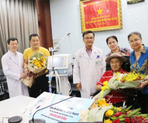 Gia đình NSND Lý Huỳnh tặng BV Chợ Rẫy máy thở phòng chống COVID-19