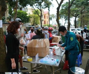 Lo lắng thái quá, người dân mang đồ đến khu cách ly 'tiếp tế' gây khó khăn cho lực lượng chức năng