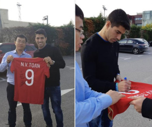 Luis Suarez ký tặng áo đấu cho Văn Toàn