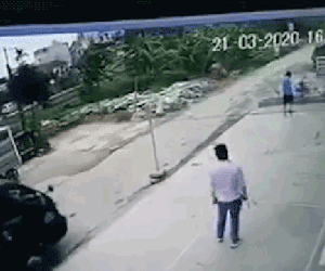 Video: Tập lái xe tải, người phụ nữ tông trúng 2 em nhỏ đang chơi trên vỉa hè