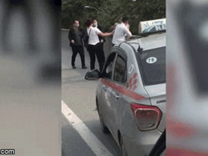 Video: Hành khách cùng tài xế taxi đánh nhau chảy máu đầu trên đường vành đai 3