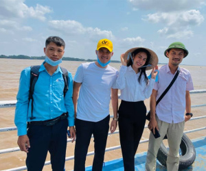 Thủy Tiên tiết lộ lý do không ghi tên mình trên bảng cảm ơn dù vất vả kêu gọi 13 tỷ đồng giúp hàng nghìn người dân miền Tây những ngày qua