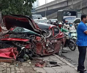 Ô tô Mazda nát hết phần đầu, kính gió và nóc xe biến dạng khiến nhiều người rùng mình