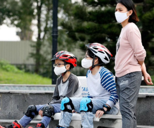 Bác sĩ Nhi giải đáp một loạt thắc mắc cho cha mẹ về việc chăm con trong mùa dịch COVID-19
