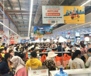 Quảng Ngãi: Hàng trăm người chen chân khai trương Big C-Go giữa mùa Covid-19