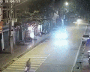 Video: Nam thanh niên lao thẳng xe máy vào đầu ô tô trong đêm