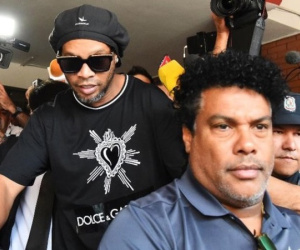 Ronaldinho tiếp tục phải chờ ngày ra toà