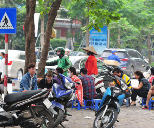 Nguy cơ COVID-19 đang cận kề nhưng nhiều người Hà Nội vẫn giữ thói quen túm năm tụm ba quán nước vỉa hè