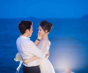 Sau 1 năm, Trường Giang - Nhã Phương cuối cùng đã tung trọn bộ ảnh đẹp trong lễ đính hôn bí mật tại bãi biển