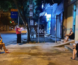 Sợ dịch vẫn không thể bỏ thói quen buôn chuyện, 4 bà hàng xóm 'lách luật' theo cách không ai ngờ