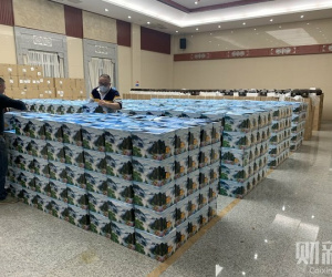 Hàng nghìn lọ tro cốt chất bên ngoài nhà tang lễ Vũ Hán