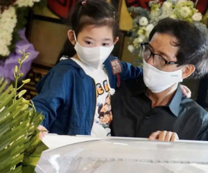 Xót xa hình ảnh con gái cố diễn viên Mai Phương bên linh cữu, ngơ ngác không biết sẽ chẳng còn được ôm mẹ mỗi ngày