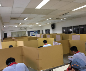 Thanh niên khoe nhà ăn 'không đụng hàng' của công ty: Dựng bìa các - tông để nhân viên ngồi ăn riêng tránh dịch