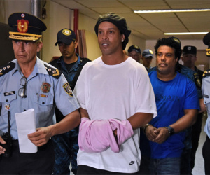 Hé lộ mới nhất về cuộc sống trong tù của Ronaldinho: 'Cậu ấy đang suy sụp. Nụ cười trên môi cũng không còn'