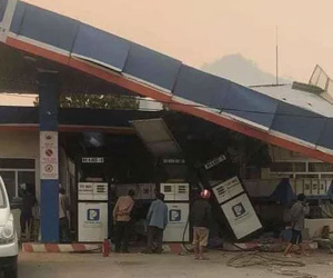 Xe tải đâm sập cây xăng khiến 1 người chết, 5 người bị thương