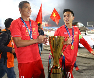 Văn Quyết bán đấu giá áo vô địch AFF Cup, mua khẩu trang, đồ bảo hộ giúp chống dịch COVID-19