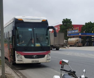 Dừng xe chở cô gái có bạn tiếp xúc gần với người nhiễm Covid-19, đưa 29 khách đi cách ly