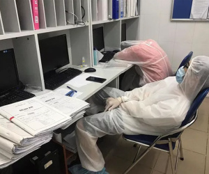 Những hình ảnh đầy cảm động trong khu vực 'nội bất xuất, ngoại bất nhập' giữa ổ dịch lớn nhất Thủ đô