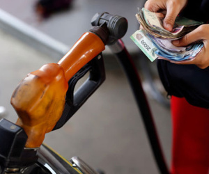 Vì sao giá xăng nhập hạ 50%, Việt Nam chỉ giảm 4.200 đồng/lít?