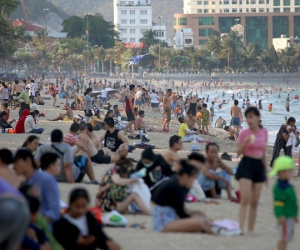 Biển Nha Trang vẫn đông nghịt, nhiều người không mang khẩu trang trong mùa dịch COVID-19