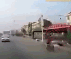 Video: Ô tô phóng tốc độ kinh hoàng, hất văng người đi xe đạp lên không trung