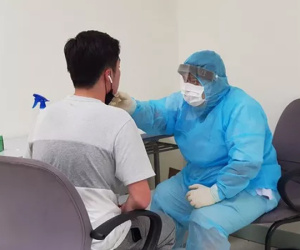 MỚI: Nâng gấp đôi mức phụ cấp cho y, bác sĩ trực tiếp khám, điều trị COVID-19