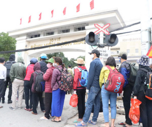 Ảnh: Bệnh nhân chạy thận xếp hàng dài trước cổng BV Bạch Mai chờ làm thủ tục vào viện