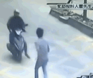 Video: Tài xế xe tải tung cú 'song phi' hạ gục tên cướp điện thoại trong 1 nốt nhạc