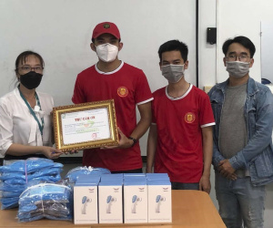 Hội CĐV MU Việt Nam ủng hộ hơn 200 triệu đồng cho cuộc chiến chống Covid-19